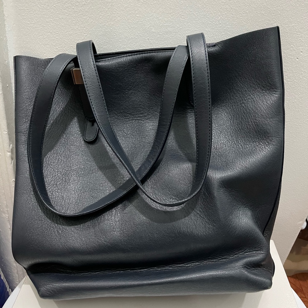 COPY - Everlane Petra Magazine Tote Bag Navy Leather Italy